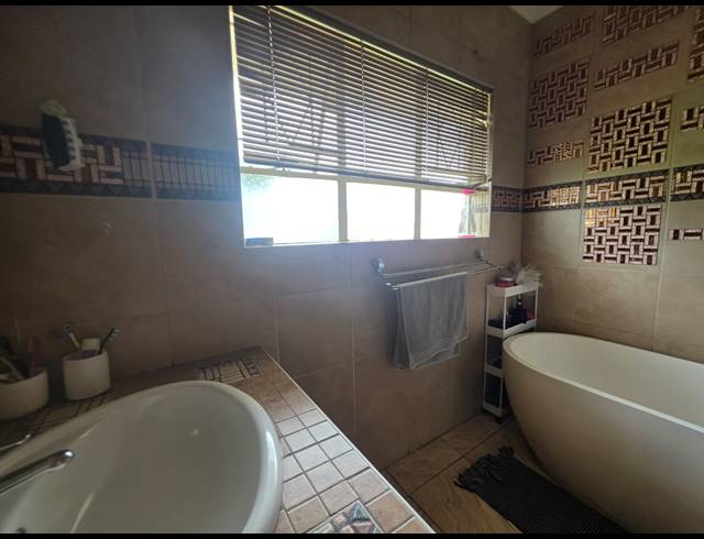 4 BEDROOM HOUSE FOR SALE IN BUYSCELIA